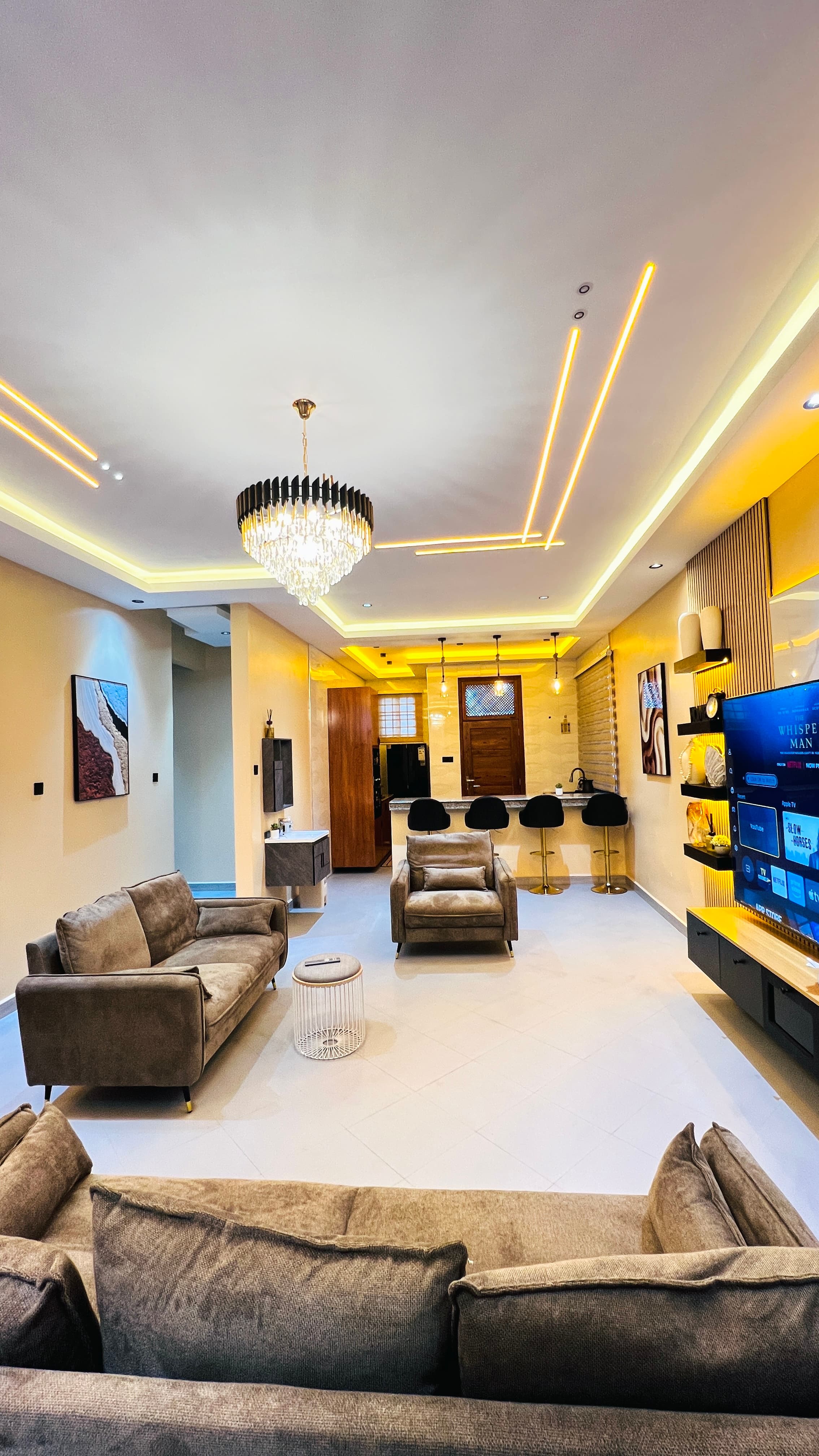 Gina Home & Apartment - Grand Open-Concept Living Suite